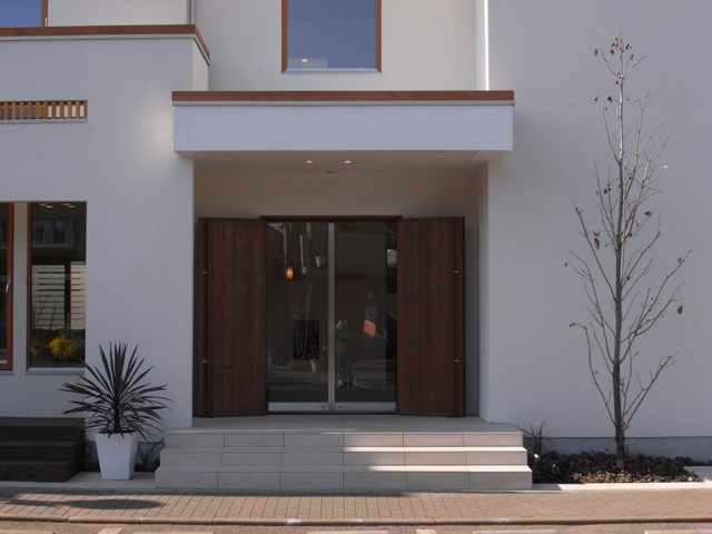 建物入口はシンボルツリーとプランターでシンプルに。