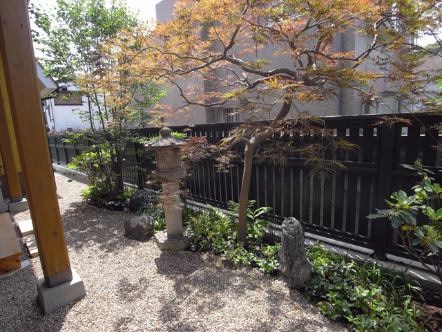 園庭裏側は趣を変えた和の植栽空間。