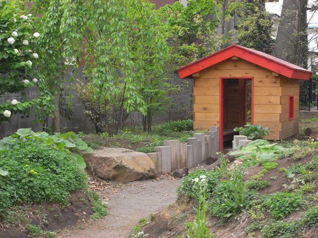 赤い屋根の子ども専用秘密の小屋、保育園建物と同じ大工さんが作った立派な小屋です。