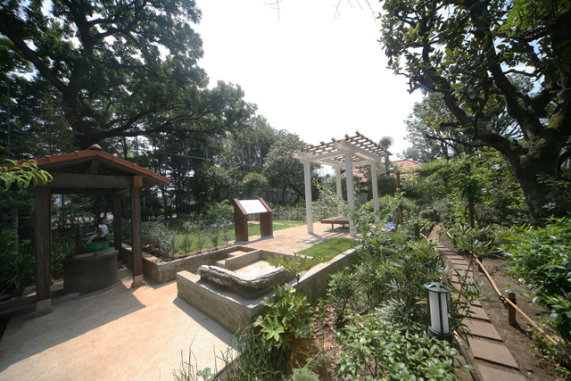 整備後、井戸には瓦を再利用した屋根を設置、布基礎内には旧住宅の間取りを基本に、藤棚や間取りの解説サイン、縁台を設置、以前塀に使われていた大谷石は敷石に。 (写真提供:栗原秀幸氏)