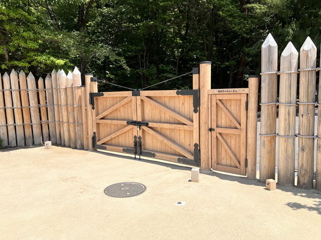 もののけの里 木製門扉・丸太柵